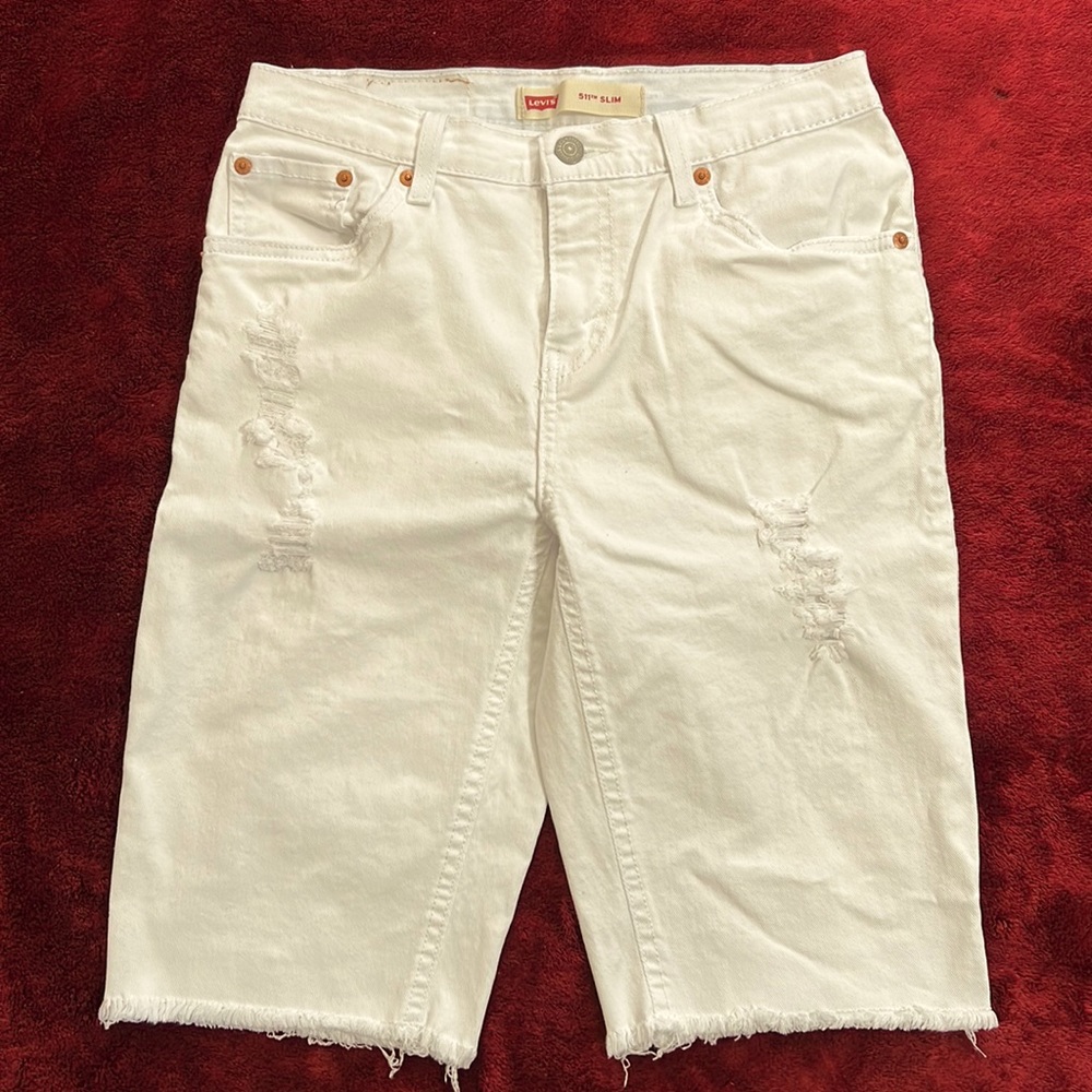 White Levi’s shorts